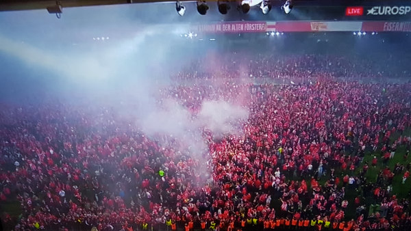 Bild: Union Berlin steigt auf - Die Fans feiern