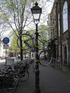 Fahrrad / Bike parken an der Laterne in Amsterdam by dutchamsterdam.nl