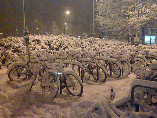 Fahrrad / Bike parken ohne Dach bei Wintereinbruch - Snowy bikes by The Ewan