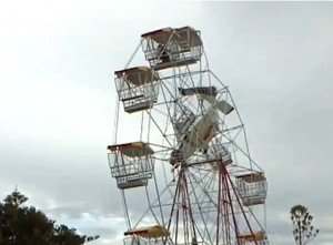 Flugzeug fliegt in Riesenrad (Screenshot von Video)