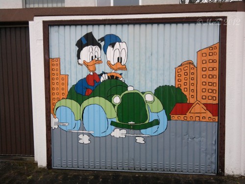 Graffito auf Garagentor in Praunheim (Graffiti in Frankfurt am Main)