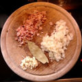 Bild: Geschnittene Zutaten - Rezept: Überbackenes Sauerkraut mit Schupfnudeln