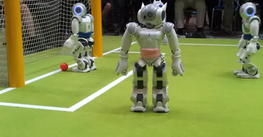 Bild: Screenshot vom Fussball-Video Roboter Nao beim Robocup